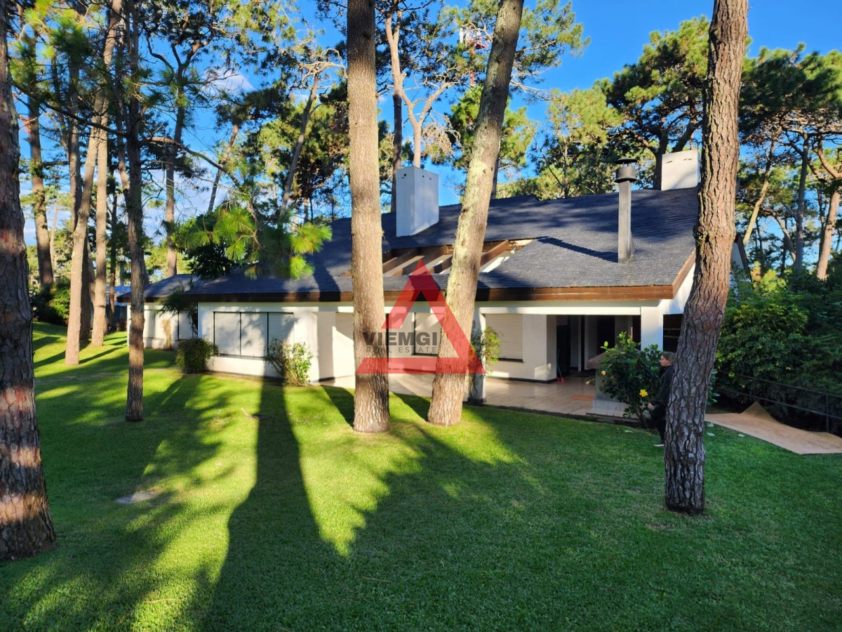 Casa ID.185 - Casa en alquiler de temporada con 4 suites más dependencia en 4500 m2 piscina y parrillero 