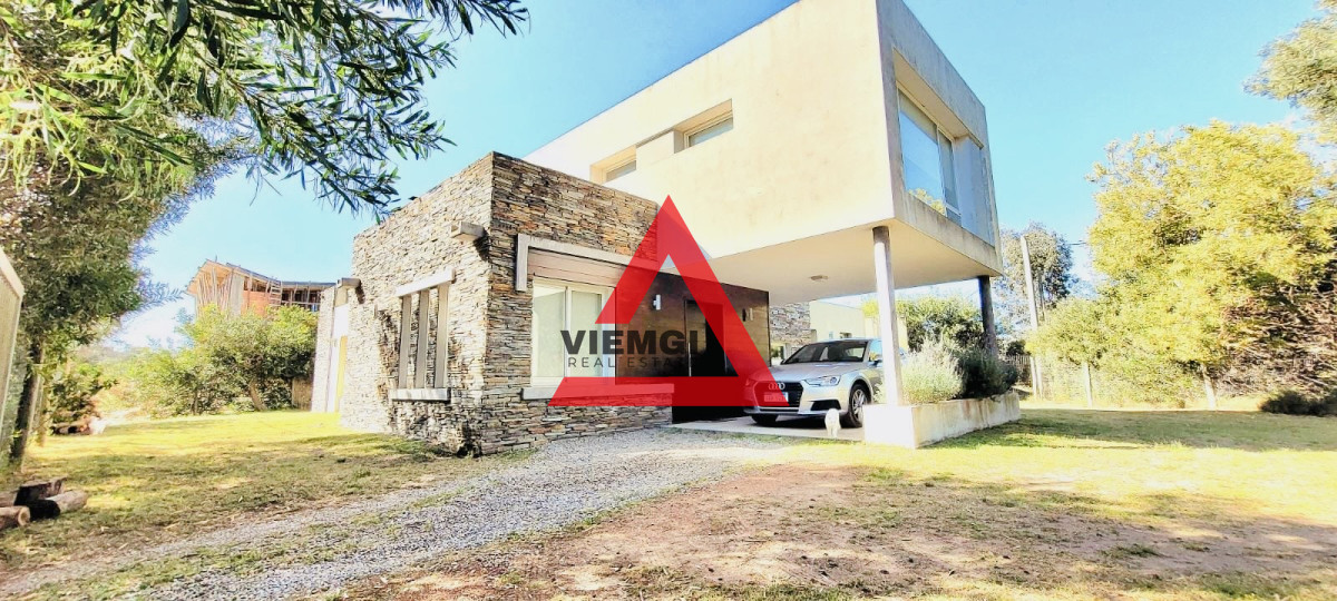 Casa ID.28 - Casa moderna de 5 dormitorios  en venta con renta 
