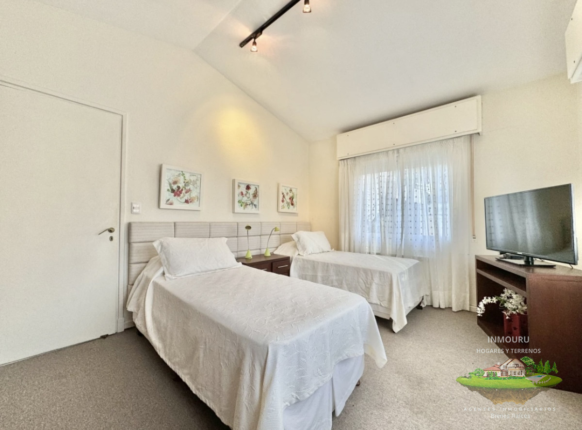 Casa ID.1446 - Moderna Casa de 4 Dormitorios en Playa Mansa a 150 metros del Mar