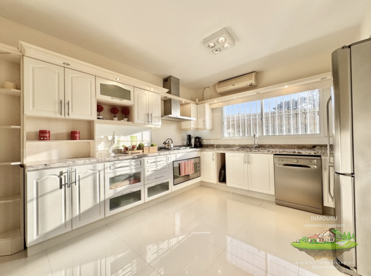 Casa ID.1446 - Moderna Casa de 4 Dormitorios en Playa Mansa a 150 metros del Mar
