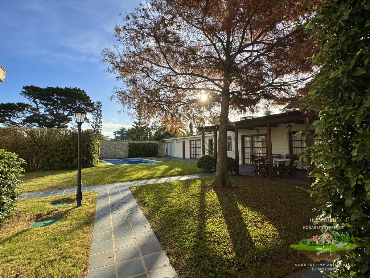Casa ID.1446 - Moderna Casa de 4 Dormitorios en Playa Mansa a 150 metros del Mar
