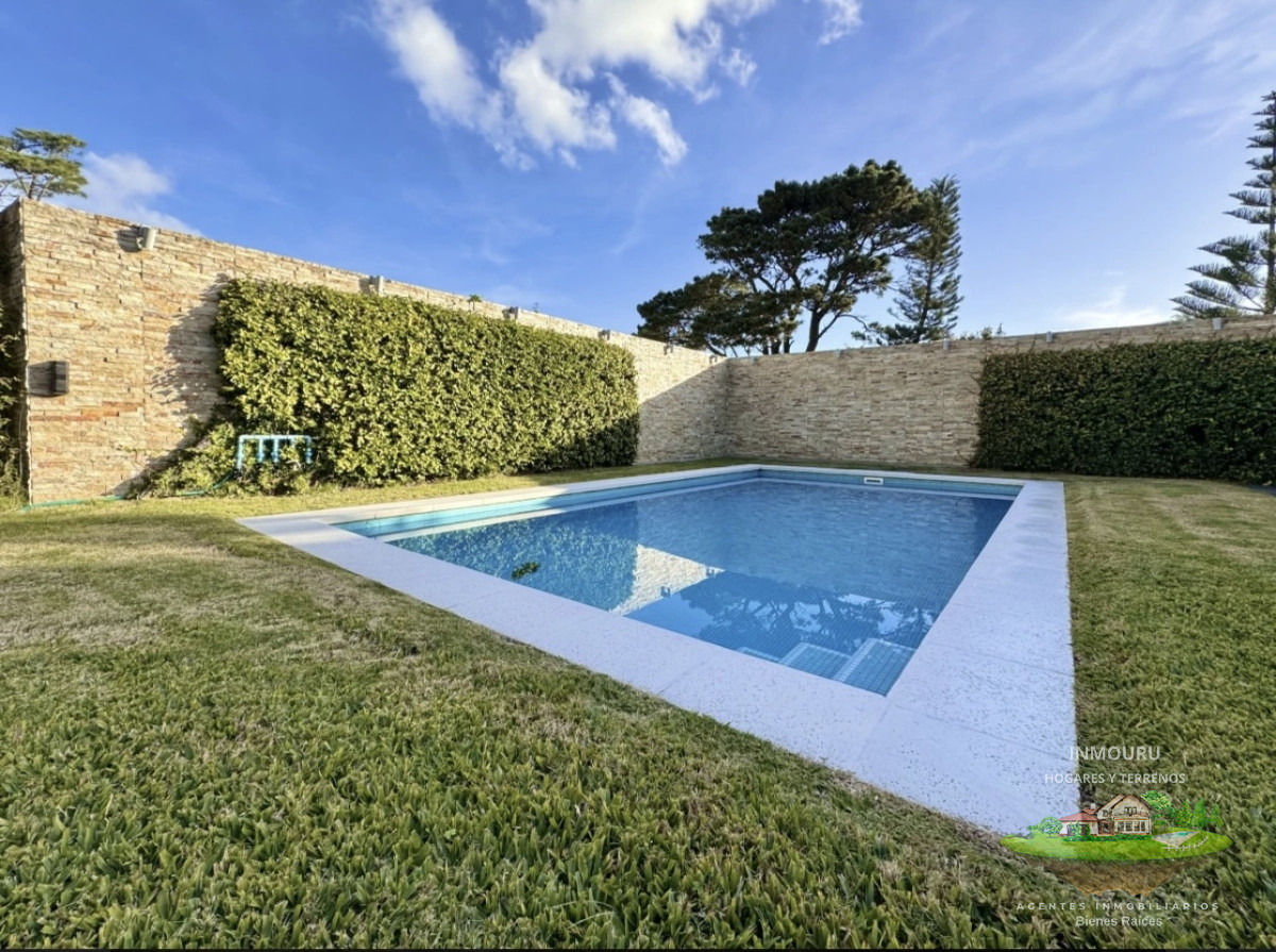 Casa ID.1446 - Moderna Casa de 4 Dormitorios en Playa Mansa a 150 metros del Mar