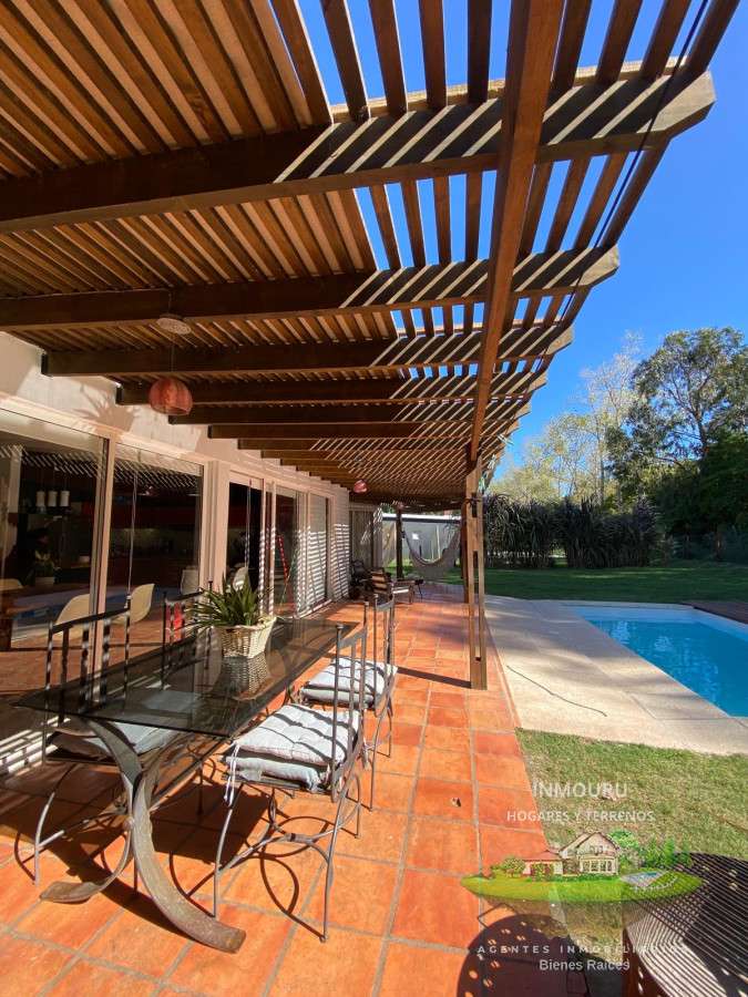 Casa ID.809 - Casa de 3 Dormitorios con piscina en barrio cerrado, entre Punta Ballena y Maldonado