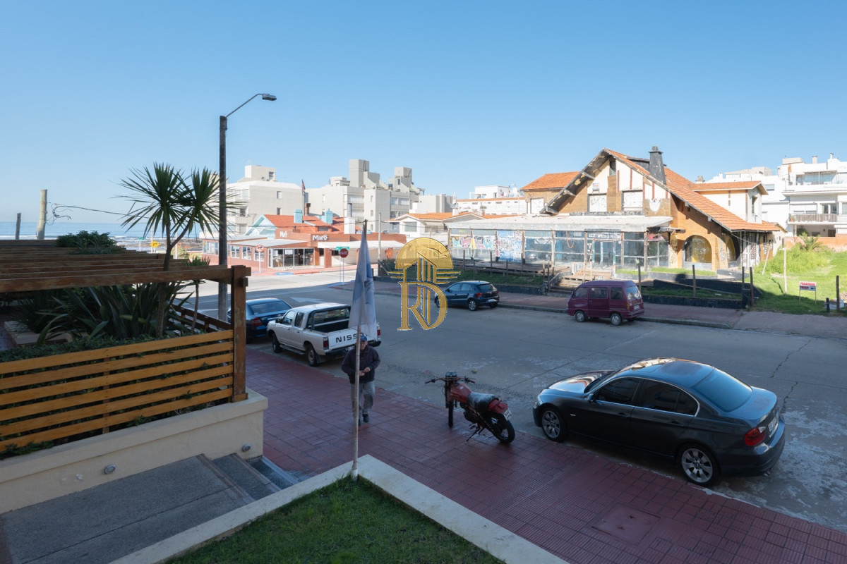 Apartamento de 2 Dormitorios frente al Mar, en Venta, Península de Punta del Este -id-456-17