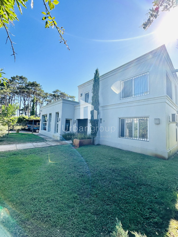 Alquiler temporada de magnífica Casa de 4 Dormitorios y Dependencia con piscina, en zona residencial, Punta del Este 2