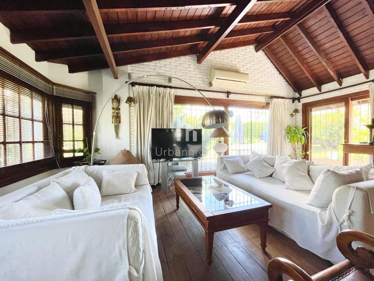 Casa ID.34 - Excelente Casa de 4 Dormitorios en Playa Mansa - Punta del Este