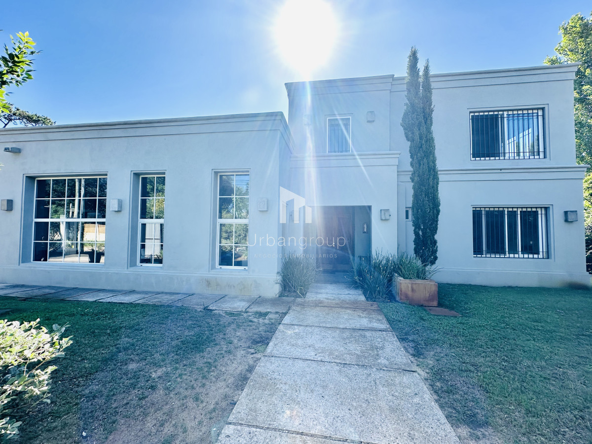 Alquiler temporada de magnífica Casa de 4 Dormitorios y Dependencia con piscina, en zona residencial, Punta del Este 3