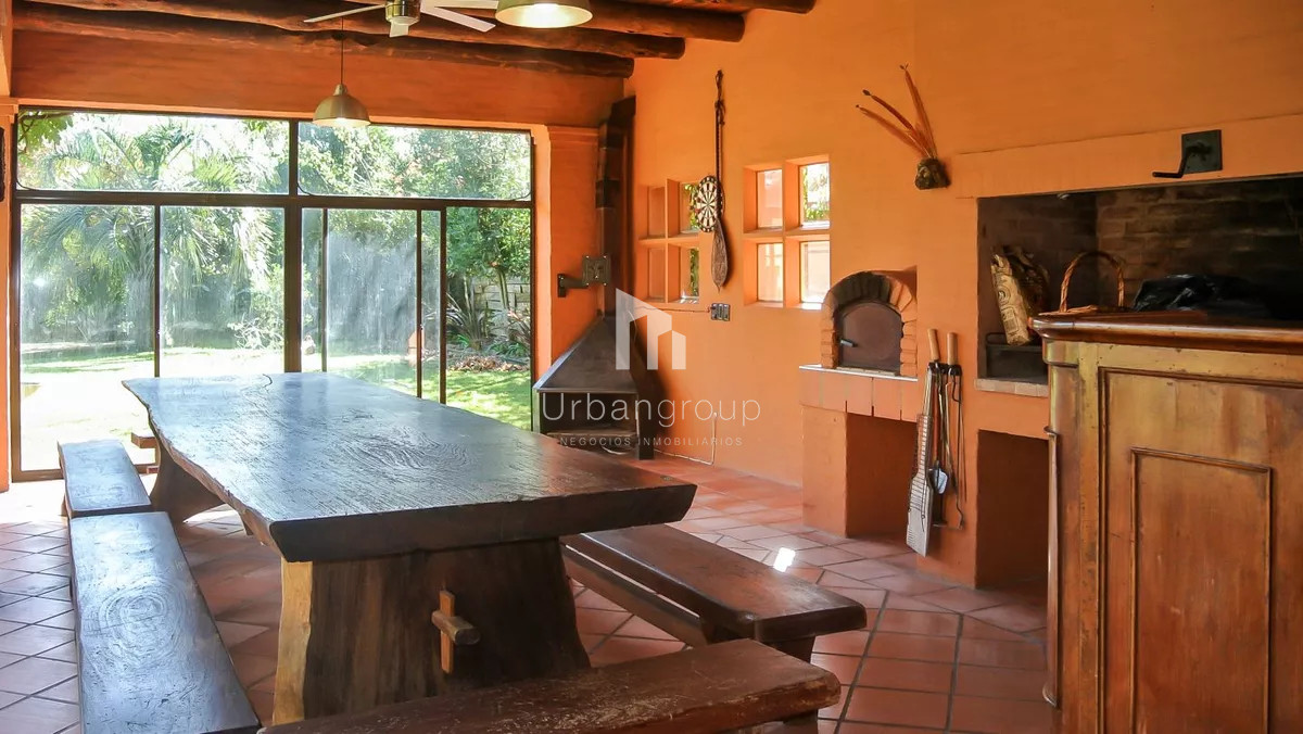 Casa ID.33 - Excelente Casa de 5 Dormitorios, Piscina y Barbacoa en Barrio Privado, Punta del Este