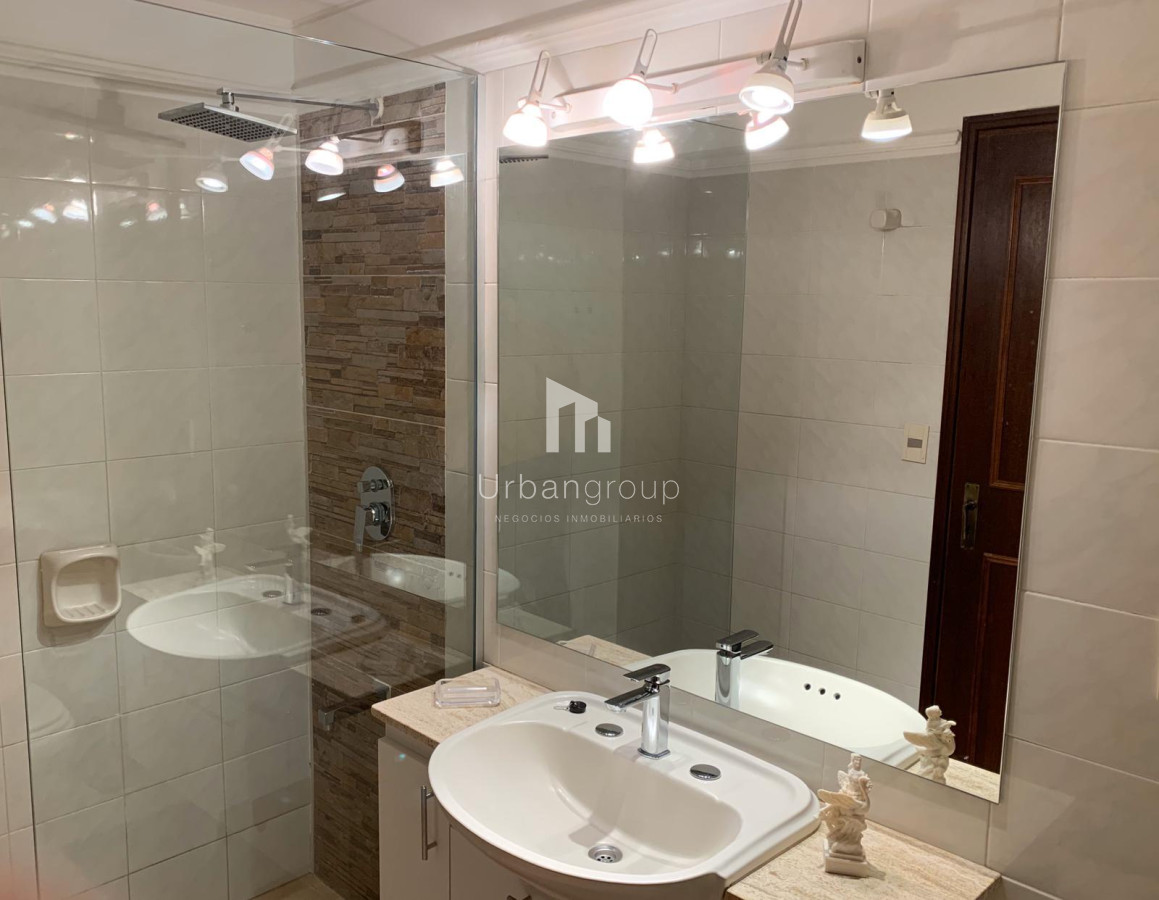 Casa ID.38 - Cómoda Casa de 5 Dormitorios y Piscina Climatizada en Punta del Este