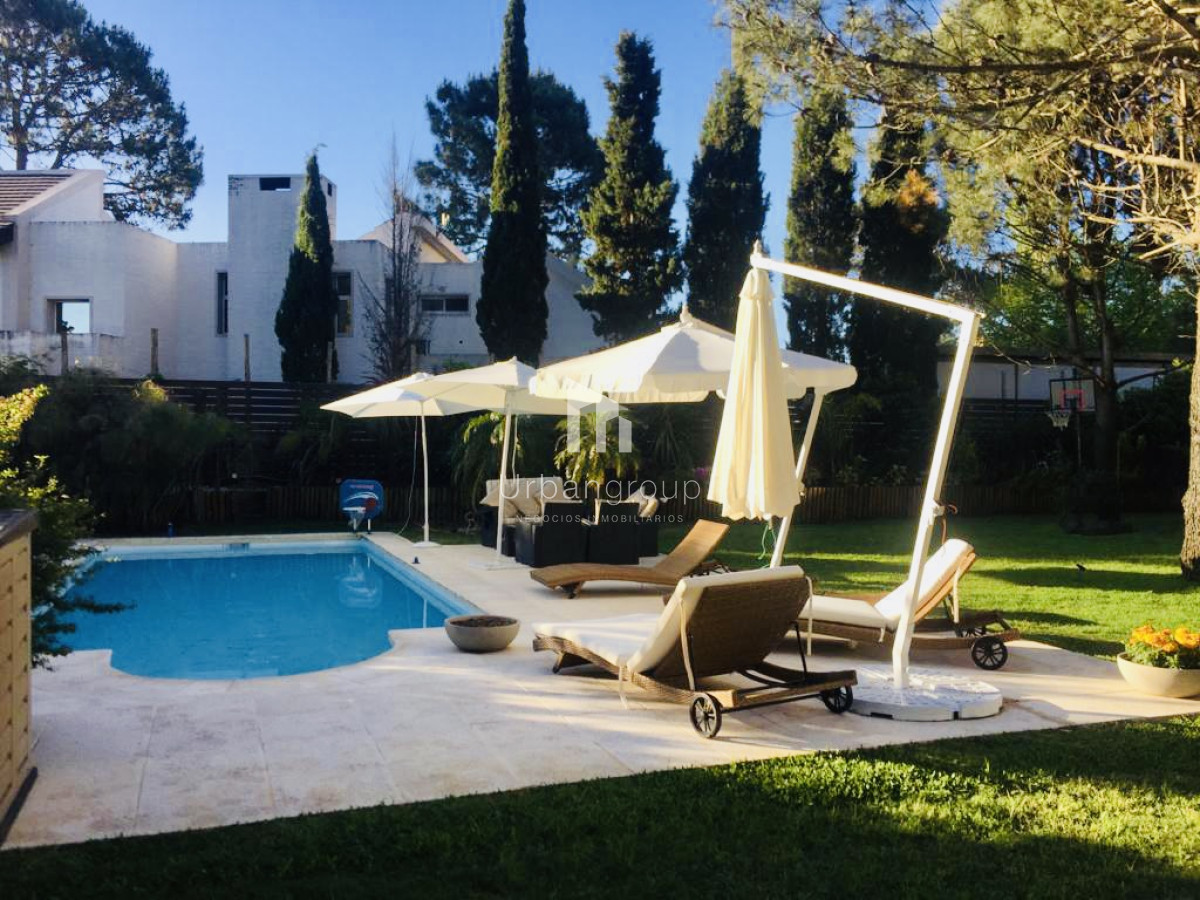 Casa ID.36 - Excelente Casa de 5 Dormitorios en Barrio Privado La Arbolada, Punta del Este