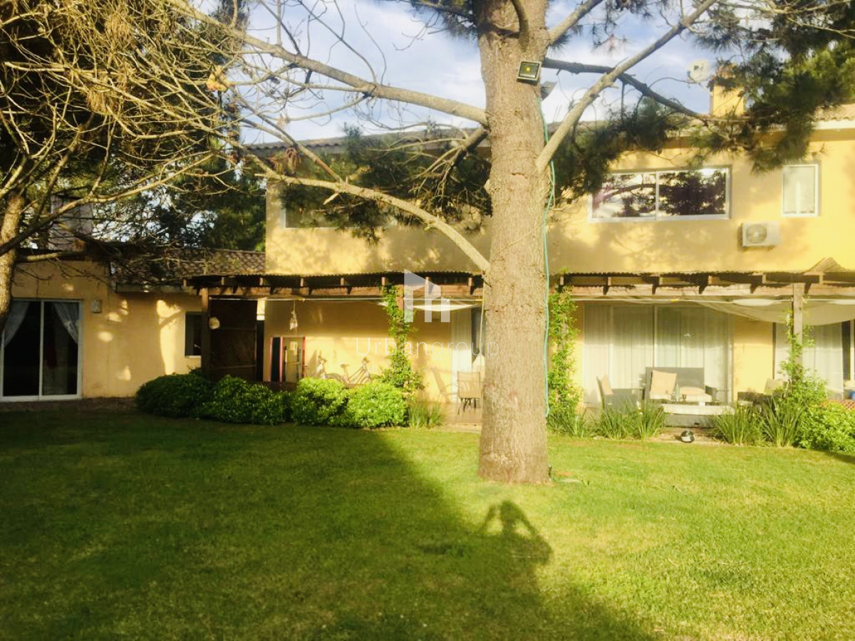 Casa ID.36 - Excelente Casa de 5 Dormitorios en Barrio Privado La Arbolada, Punta del Este