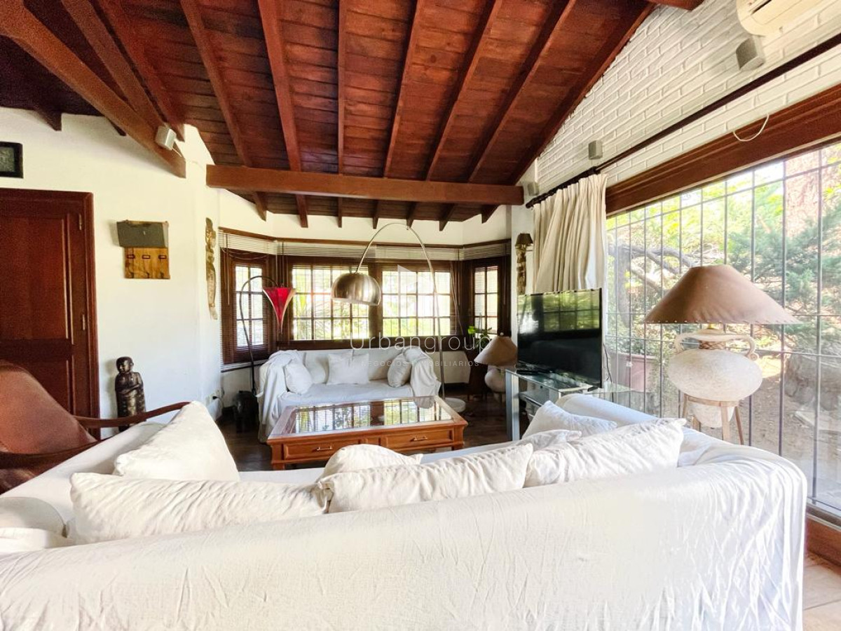 Casa ID.34 - Excelente Casa de 4 Dormitorios en Playa Mansa - Punta del Este