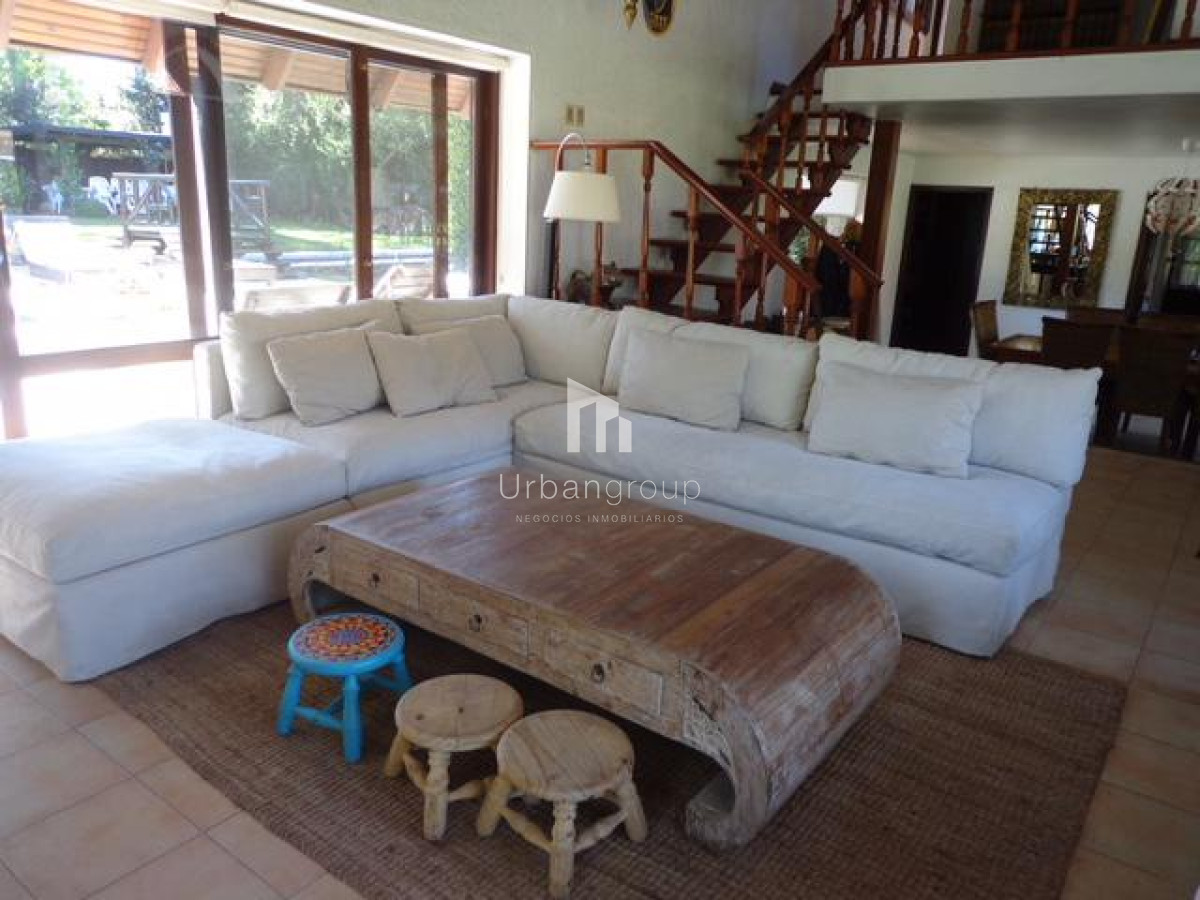 Casa ID.38 - Cómoda Casa de 5 Dormitorios y Piscina Climatizada en Punta del Este