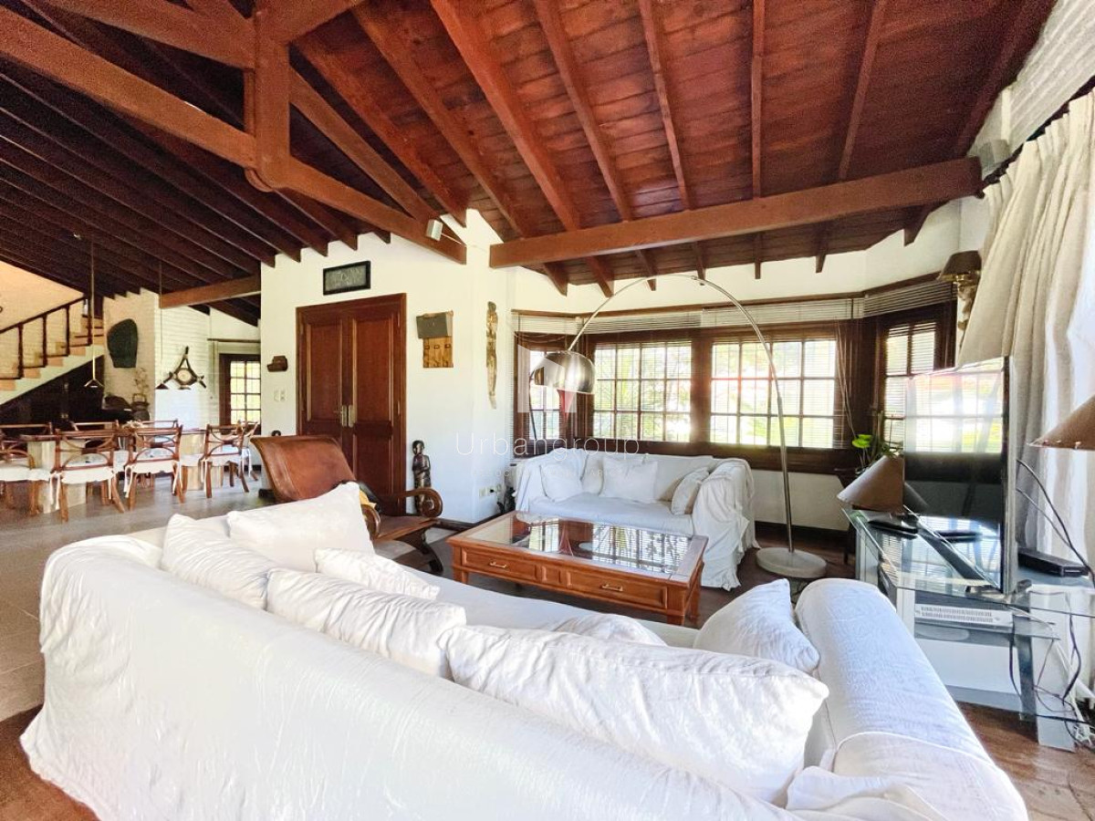 Casa ID.34 - Excelente Casa de 4 Dormitorios en Playa Mansa - Punta del Este