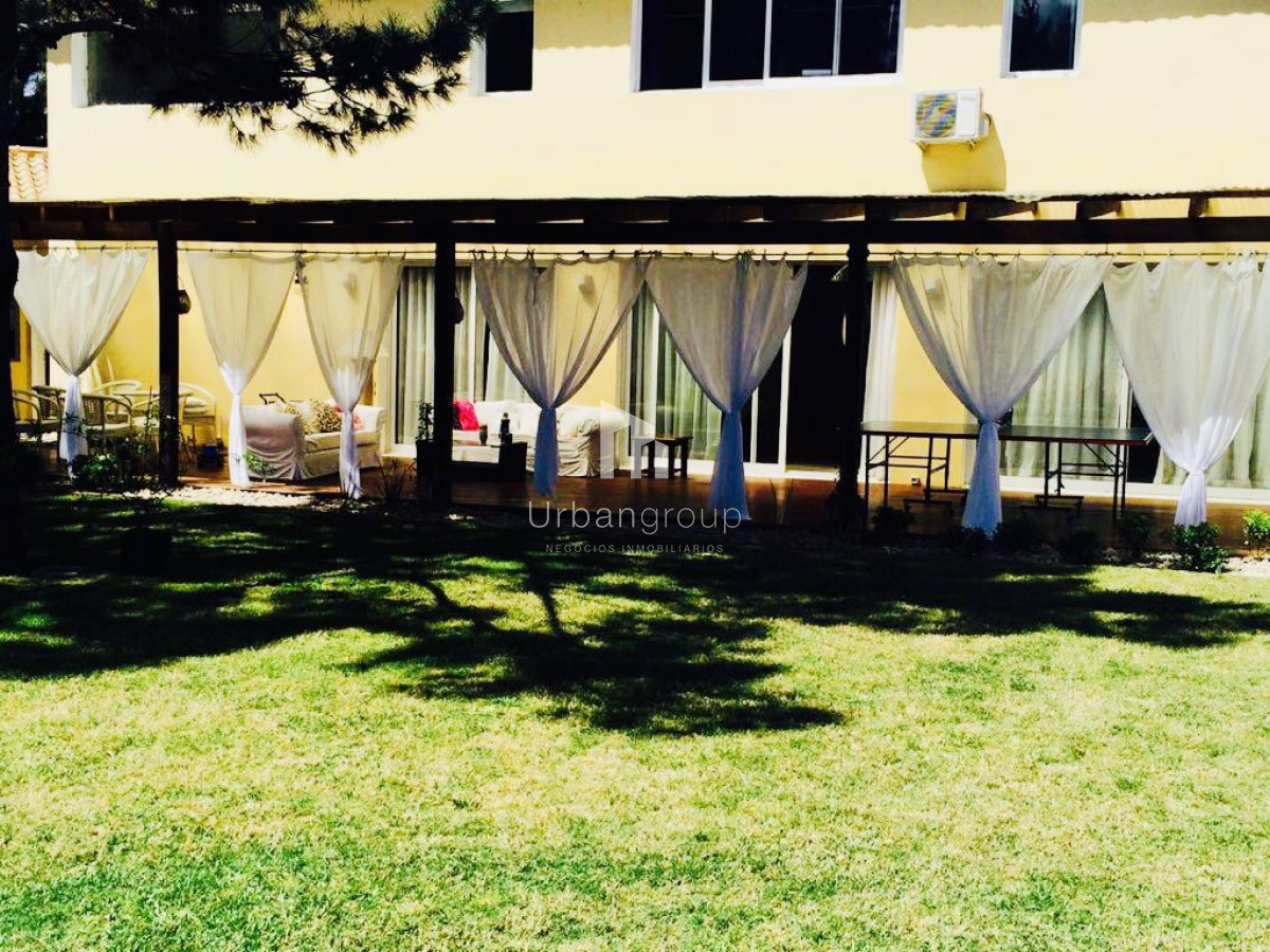 Casa ID.36 - Excelente Casa de 5 Dormitorios en Barrio Privado La Arbolada, Punta del Este