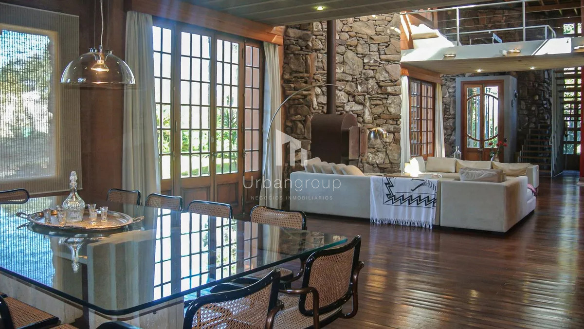 Casa ID.33 - Excelente Casa de 5 Dormitorios, Piscina y Barbacoa en Barrio Privado, Punta del Este