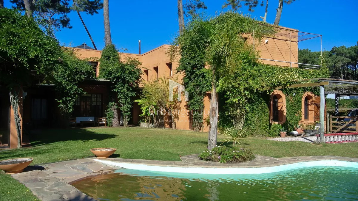 Casa ID.33 - Excelente Casa de 5 Dormitorios, Piscina y Barbacoa en Barrio Privado, Punta del Este