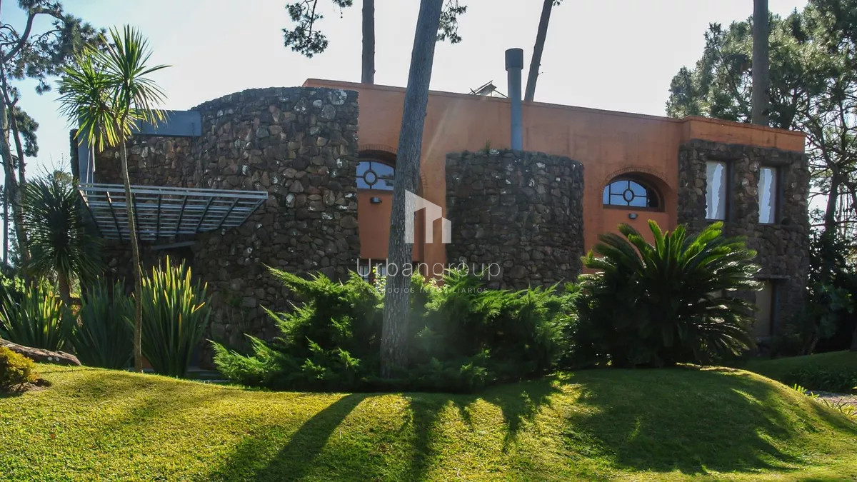 Casa ID.33 - Excelente Casa de 5 Dormitorios, Piscina y Barbacoa en Barrio Privado, Punta del Este