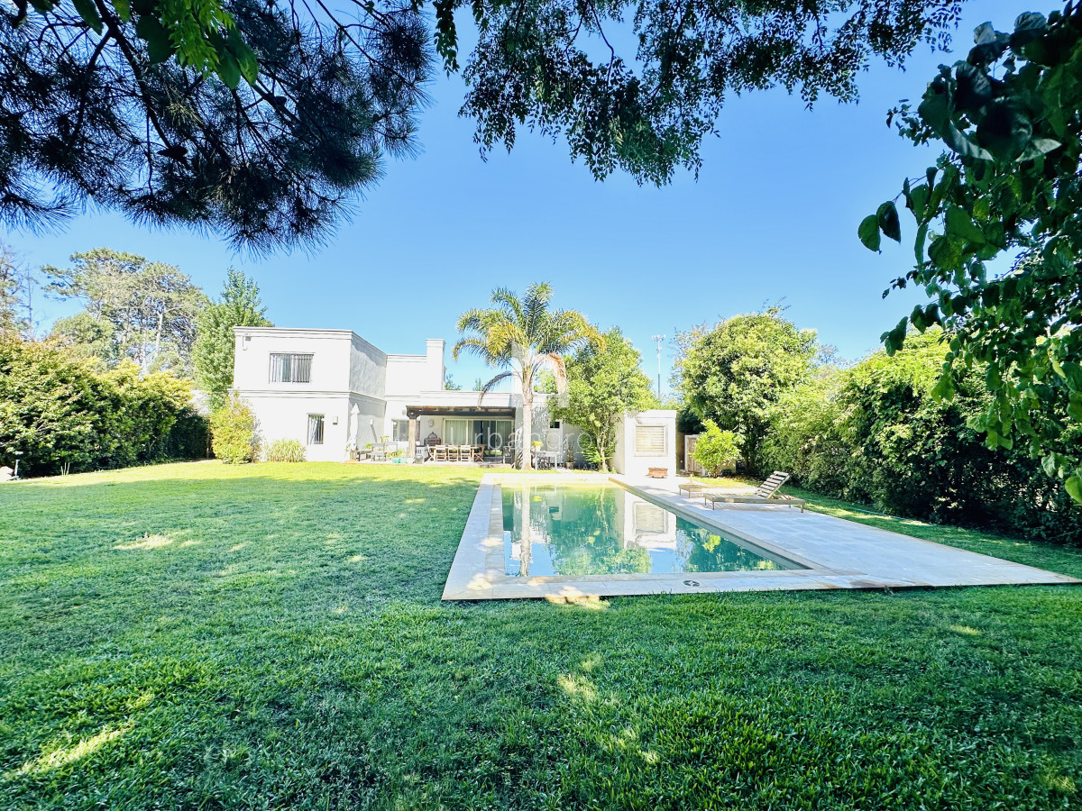Alquiler temporada de magnífica Casa de 4 Dormitorios y Dependencia con piscina, en zona residencial, Punta del Este