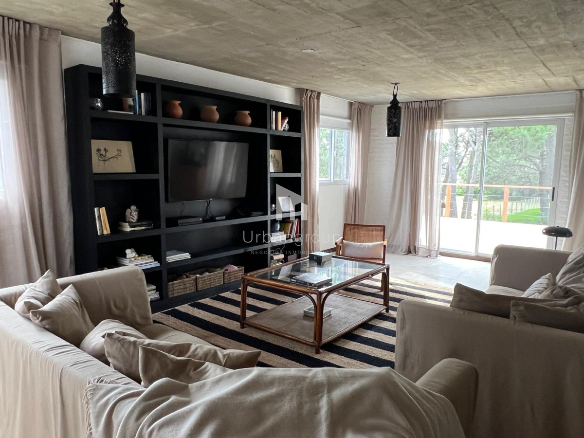 Excelente casa moderna de 4 Dormitorios más dependencia en barrio privado Pinar del Faro, José Ignacio 2