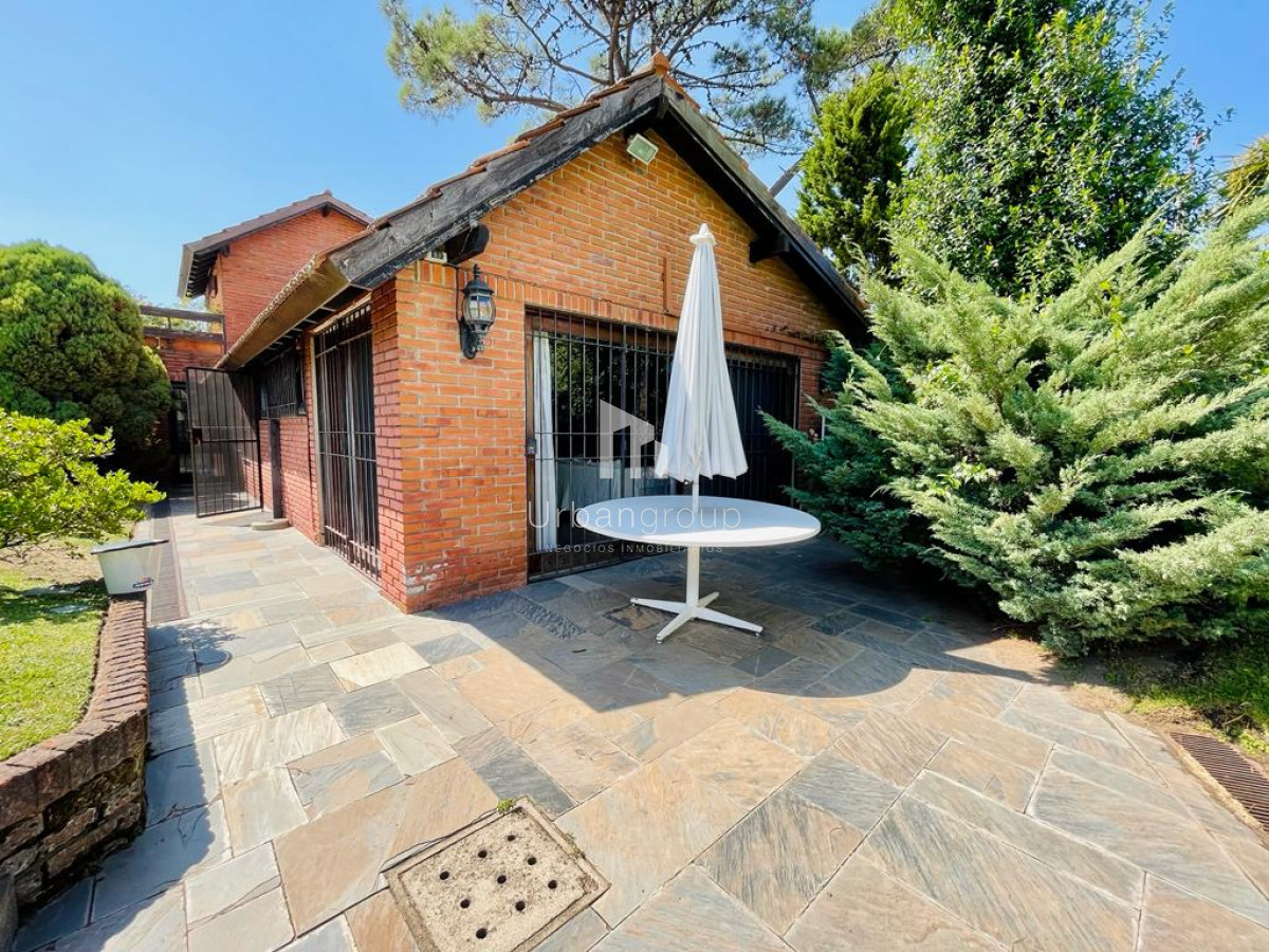 Casa ID.34 - Excelente Casa de 4 Dormitorios en Playa Mansa - Punta del Este