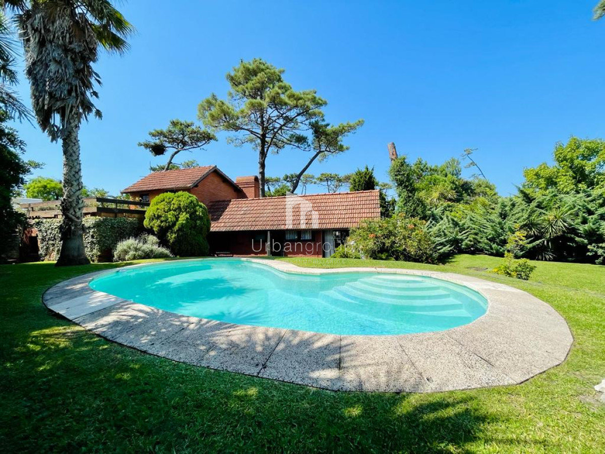 Casa ID.34 - Excelente Casa de 4 Dormitorios en Playa Mansa - Punta del Este