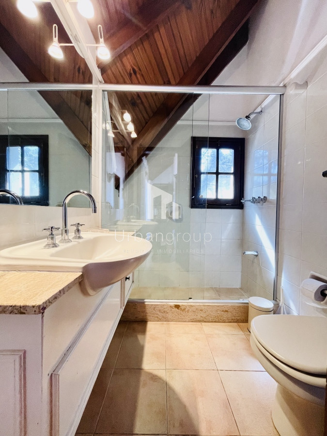 Casa ID.38 - Cómoda Casa de 5 Dormitorios y Piscina Climatizada en Punta del Este