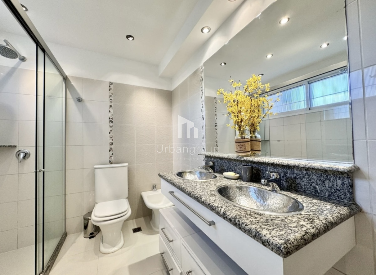 Casa ID.37 - Moderna Casa de 4 Dormitorios en Playa Mansa a 150 metros del Mar