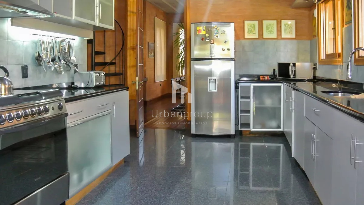 Casa ID.33 - Excelente Casa de 5 Dormitorios, Piscina y Barbacoa en Barrio Privado, Punta del Este