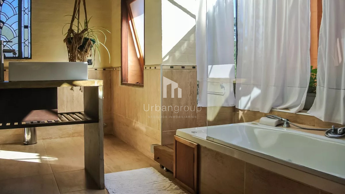 Casa ID.33 - Excelente Casa de 5 Dormitorios, Piscina y Barbacoa en Barrio Privado, Punta del Este