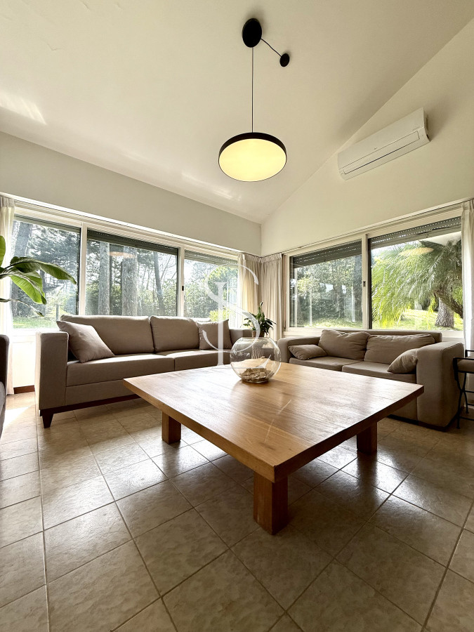 Casa ID.277 - Casa en alquiler de temporada con 4 suites más dependencia en 4500 m2 piscina y parrillero 