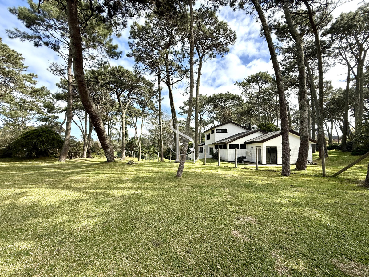 Casa ID.277 - Casa en alquiler de temporada con 4 suites más dependencia en 4500 m2 piscina y parrillero 