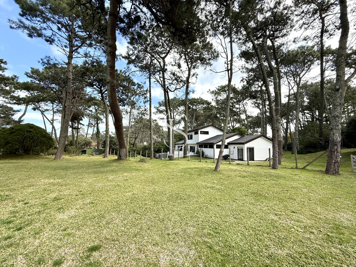 Casa ID.277 - Casa en alquiler de temporada con 4 suites más dependencia en 4500 m2 piscina y parrillero 