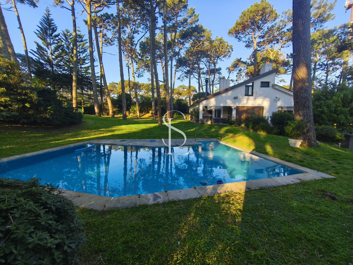 Casa ID.277 - Casa en alquiler de temporada con 4 suites más dependencia en 4500 m2 piscina y parrillero 