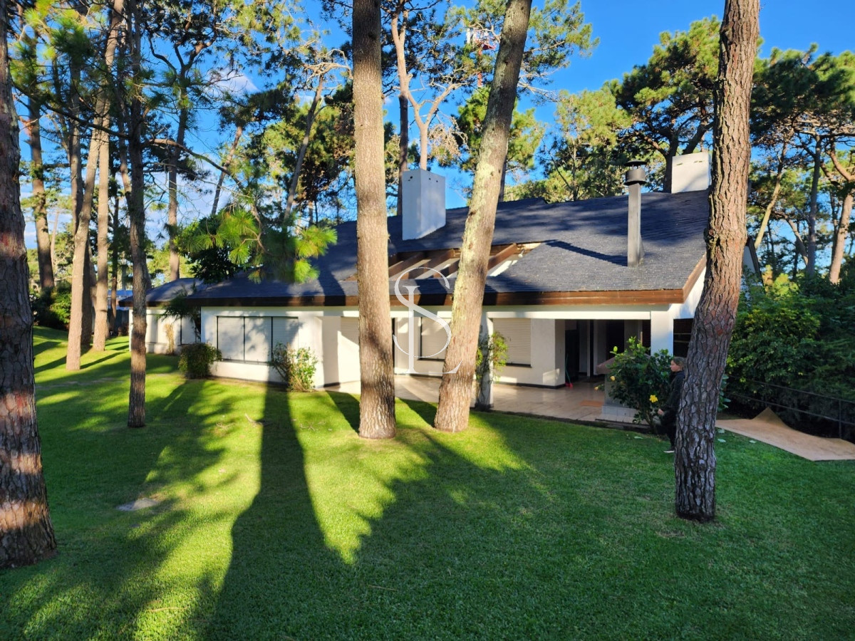 Casa ID.277 - Casa en alquiler de temporada con 4 suites más dependencia en 4500 m2 piscina y parrillero 