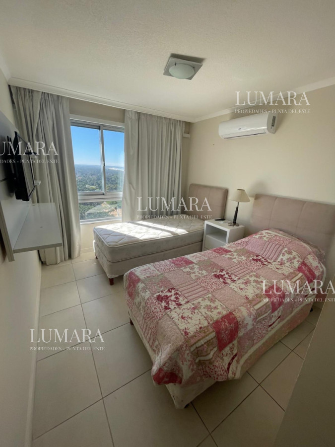 Apartamento ID.3524 - Apartamento luminoso con variedad de servicios en venta, 3 dormitorios, zona Roosevelt Playa Brava