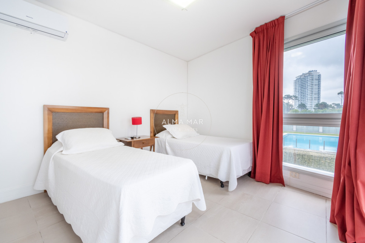 Apartamento ID.1099 - Venta y alquiler de departamento con tres dormitorios mas dependencia de servicio en torre Le Parc playa Brava, Punta del Este