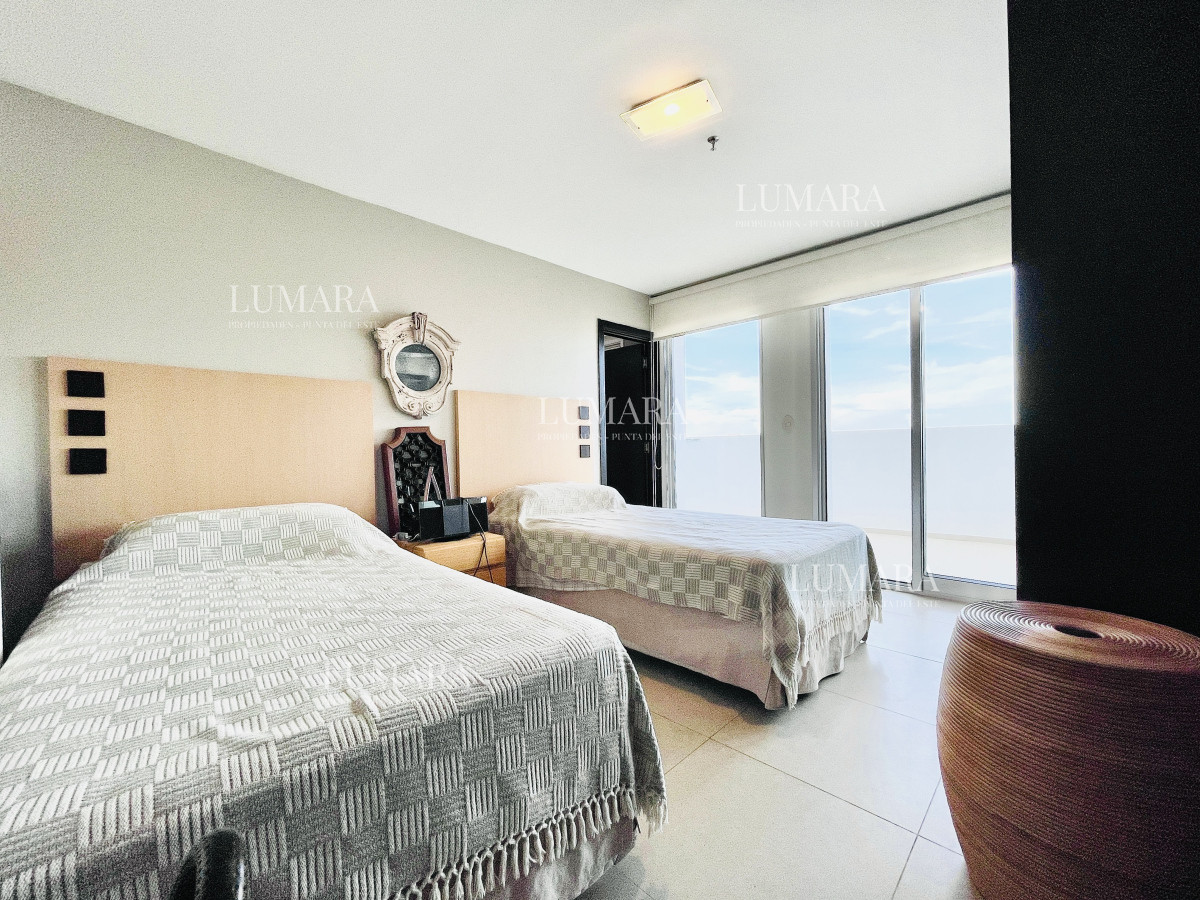 Apartamento ID.1619 - Venta de Excelente Penthouse de 2 Dormitorios y Parrillero con vistas a Playa Mansa, Punta del Este