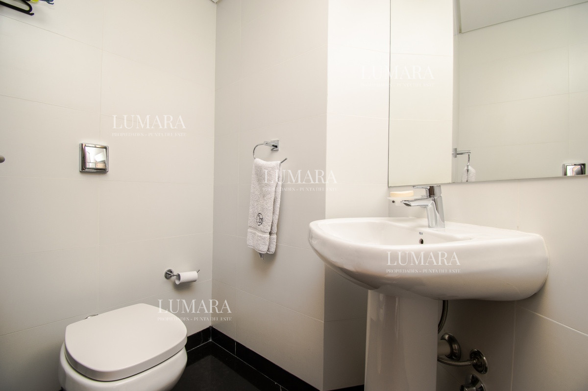 Apartamento ID.2467 - Apartamento de 3 Dormitorios + Dependencia y Parrillero en Frente a Playa Brava, Punta del Este