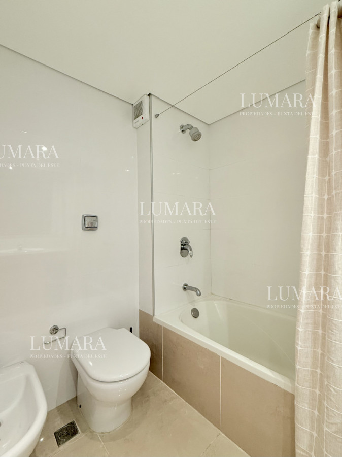 Apartamento ID.3189 - Venta de apartamento de 3 dormitorios sobre primera fila de Playa Brava, Punta del Este