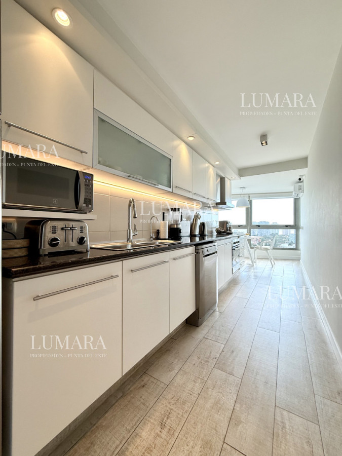 Apartamento ID.2949 - Apartamento Penthouse finamente decorado de 3 dormitorios con parrillero propio en venta, Roosevelt Brava, Punta del Este