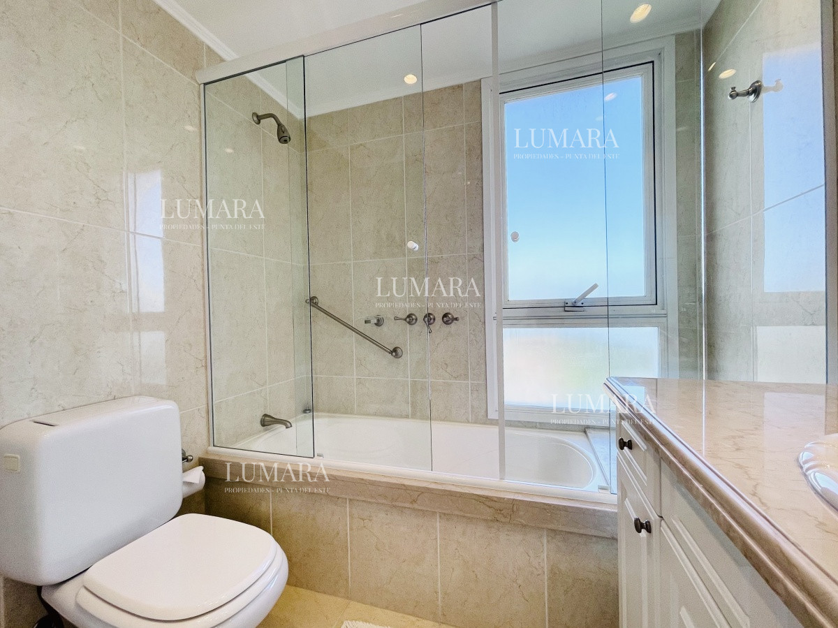 Apartamento ID.1385 - Venta de Excelente apartamento en alquiler temporario de tres dormitorios más dependencia de servicio, Playa Mansa, Punta del Este