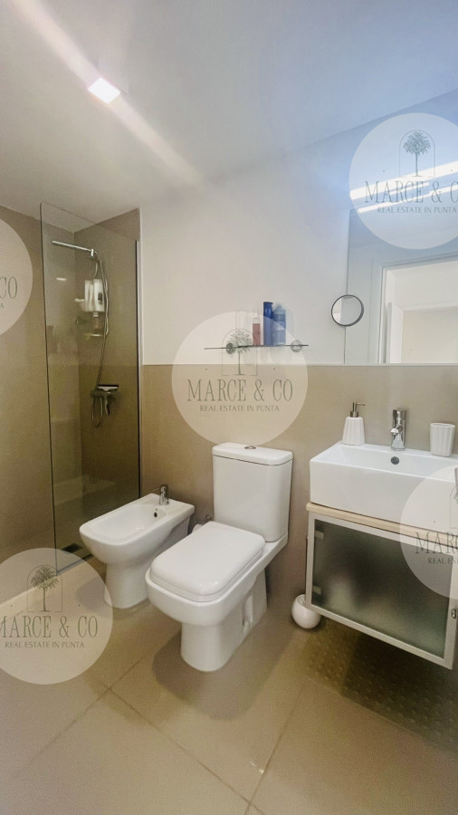 Apartamento ID.2528 - Apartamento de 3 Dormitorios en Primera Línea del Mar, Playa Brava Punta del Este