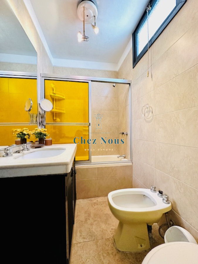 Apartamento ID.562 - Venta de apartamento de 3 dormitorios y 2 baños a metros del Mar en Playa Mansa