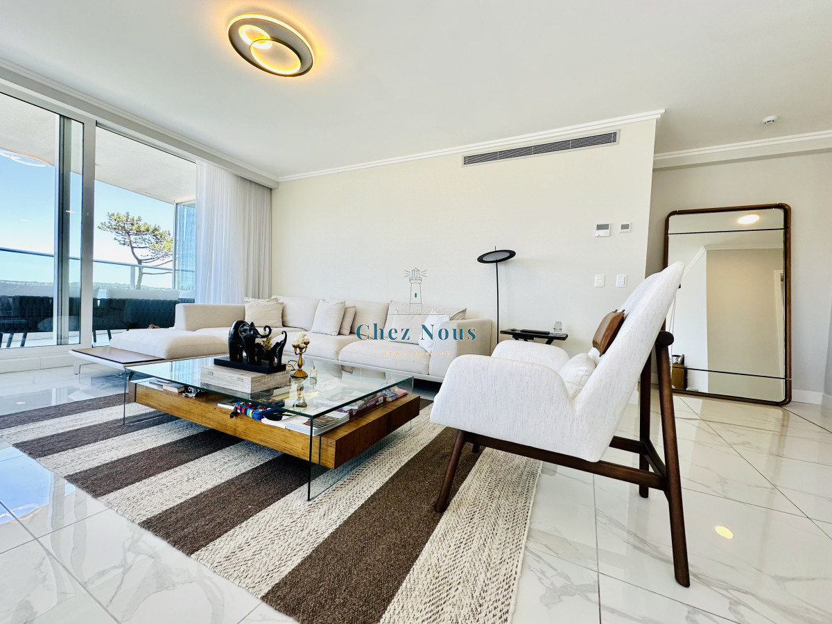 Apartamento ID.585 - Apartamento Frente al Mar de 3 Dormitorios y Dependencia en Playa Mansa, Punta del Este 
