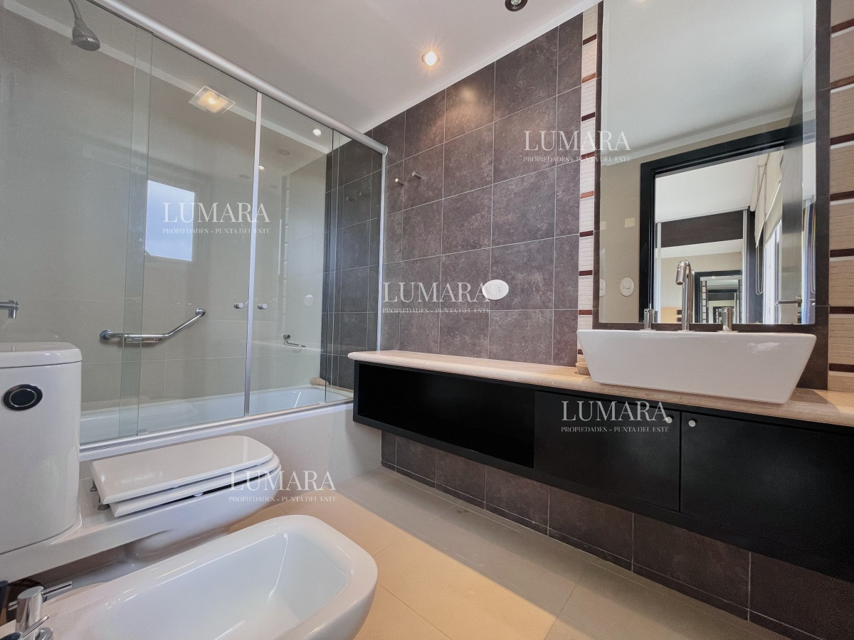 Apartamento ID.1619 - Venta de Excelente Penthouse de 2 Dormitorios y Parrillero con vistas a Playa Mansa, Punta del Este