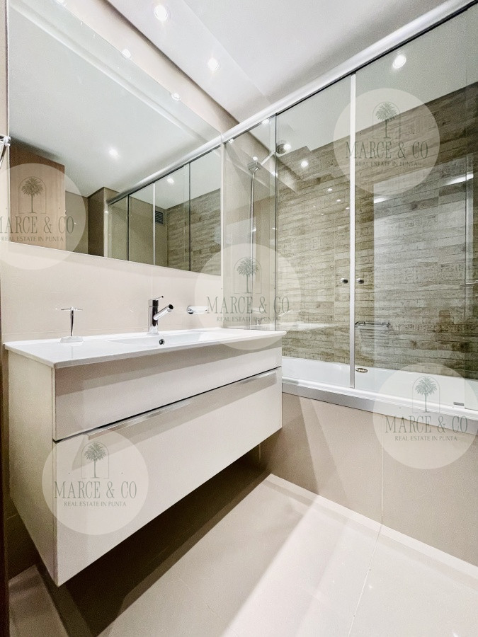 Apartamento ID.2430 - Apartamento de 2 Dormitorios y Parrillero con Vista al Mar en Playa Brava, Look Tower