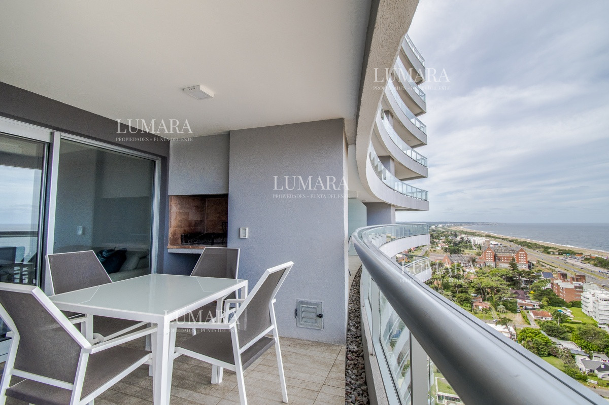 Apartamento ID.2467 - Apartamento de 3 Dormitorios + Dependencia y Parrillero en Frente a Playa Brava, Punta del Este