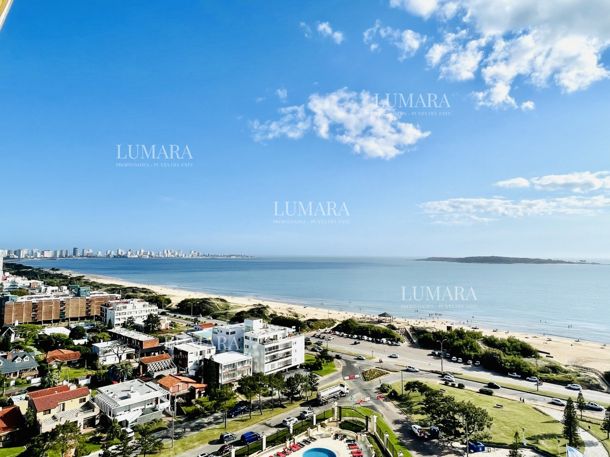Apartamento ID.1385 - Venta de Excelente apartamento en alquiler temporario de tres dormitorios más dependencia de servicio, Playa Mansa, Punta del Este