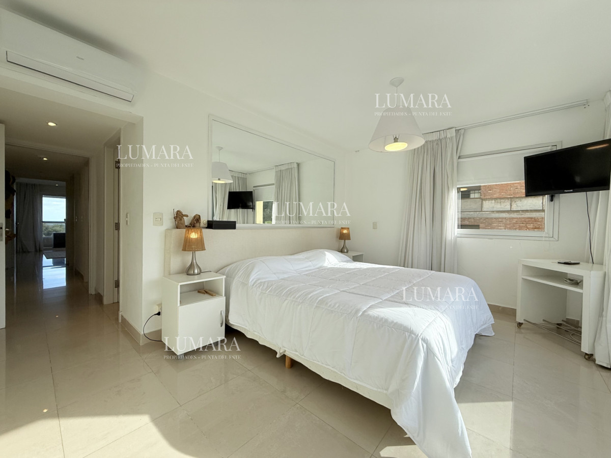 Apartamento ID.3189 - Venta de apartamento de 3 dormitorios sobre primera fila de Playa Brava, Punta del Este